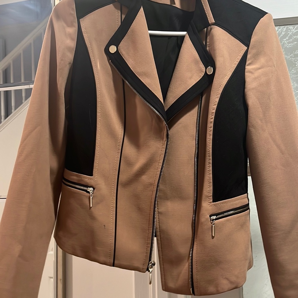 Camel and black fitted zip front blazer with quilted detail with matching skirt